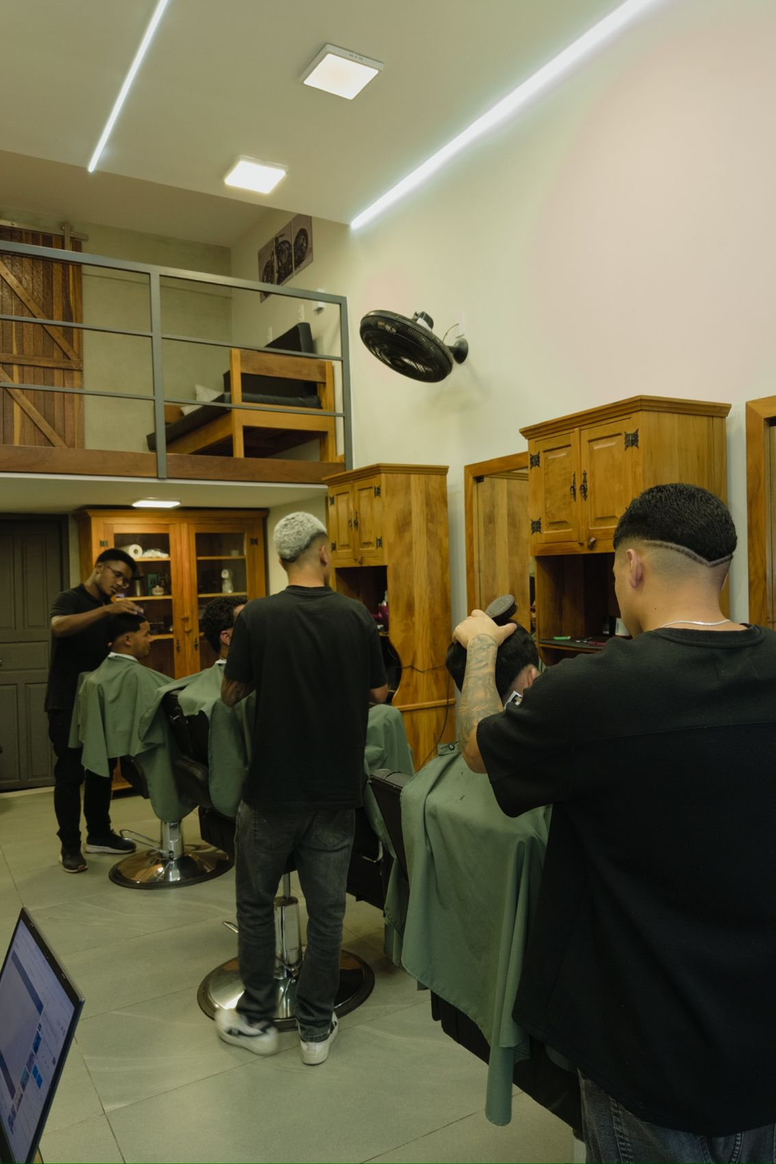 Barbeiro da Barbearia 08 atendendo cliente