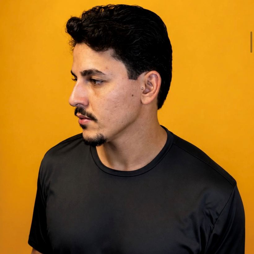 Cliente de perfil com corte e barba feitos na Barbearia 08