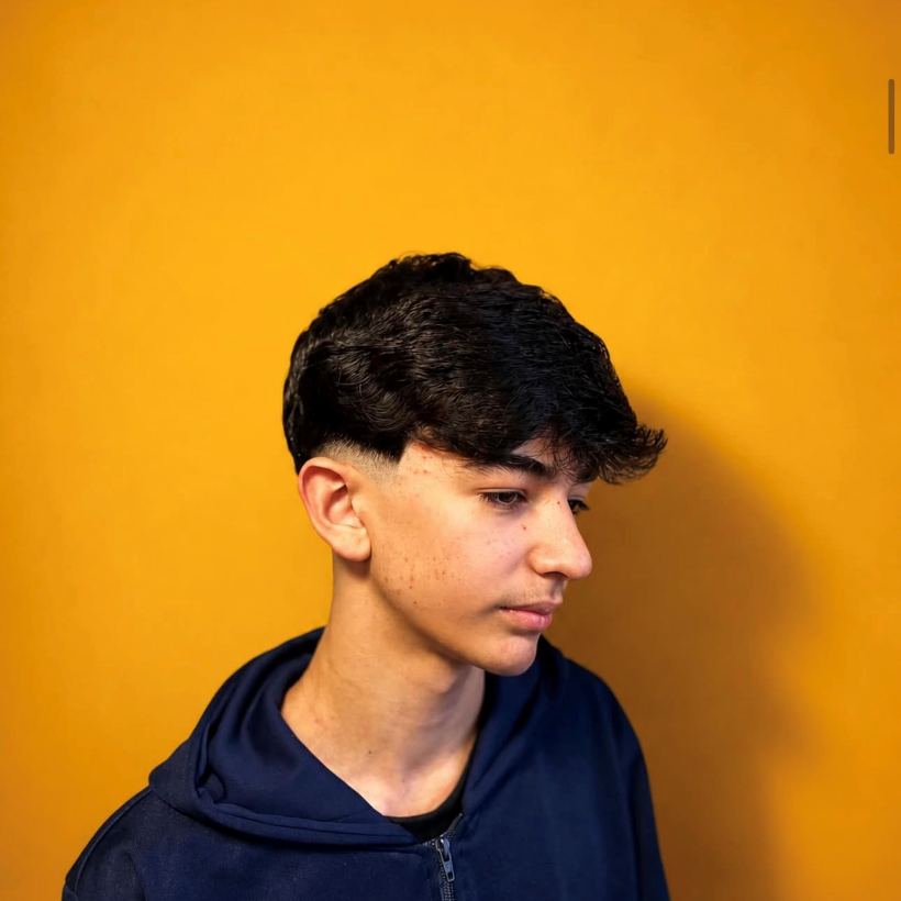Adolescente com corte de cabelo feito na Barbearia 08