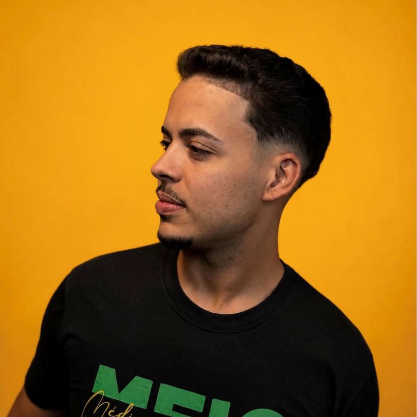 Cliente de perfil com corte social feito na Barbearia 08